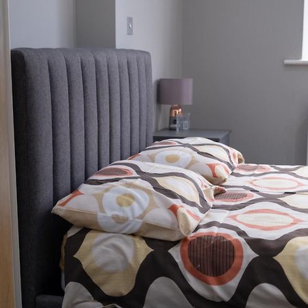 Spacious 2 Bed 2 Bath Apartment With Free Parking For 2 Cars And Underground Station Zone 2 For Quick Access To Central London Up To 10 Guests ภายนอก รูปภาพ
