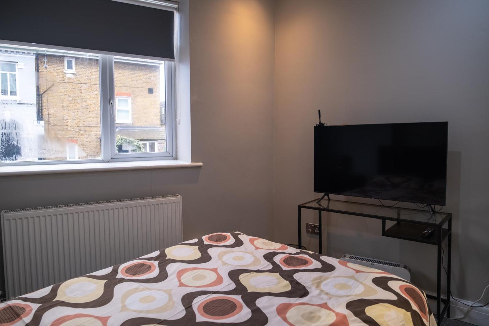 Spacious 2 Bed 2 Bath Apartment With Free Parking For 2 Cars And Underground Station Zone 2 For Quick Access To Central London Up To 10 Guests ภายนอก รูปภาพ