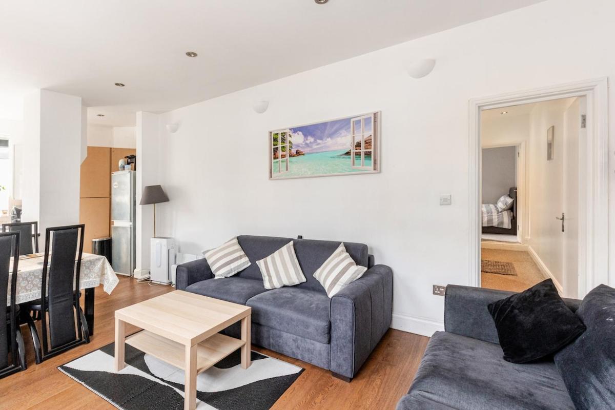 Spacious 2 Bed 2 Bath Apartment With Free Parking For 2 Cars And Underground Station Zone 2 For Quick Access To Central London Up To 10 Guests ภายนอก รูปภาพ
