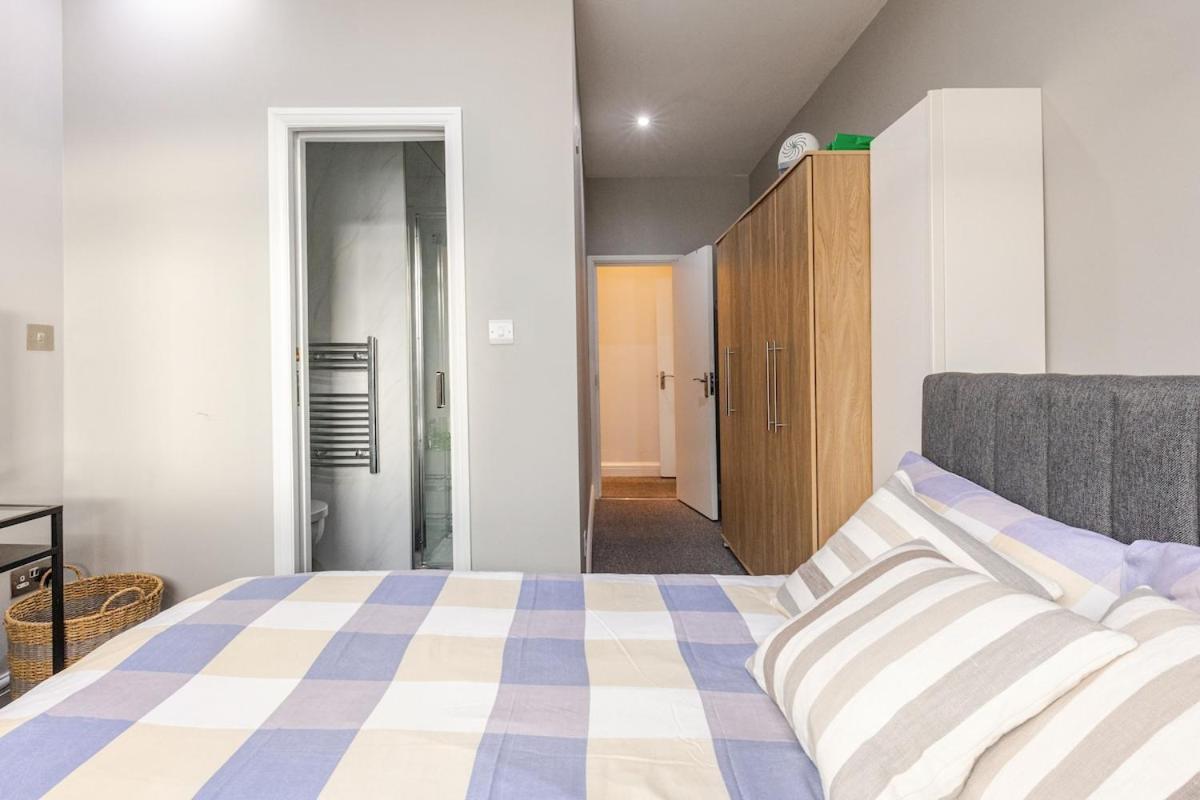 Spacious 2 Bed 2 Bath Apartment With Free Parking For 2 Cars And Underground Station Zone 2 For Quick Access To Central London Up To 10 Guests ภายนอก รูปภาพ