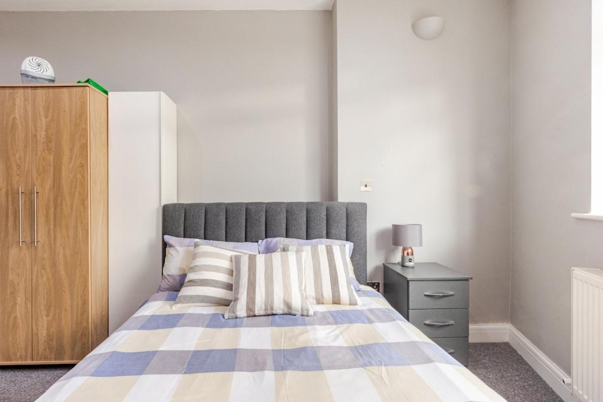 Spacious 2 Bed 2 Bath Apartment With Free Parking For 2 Cars And Underground Station Zone 2 For Quick Access To Central London Up To 10 Guests ภายนอก รูปภาพ