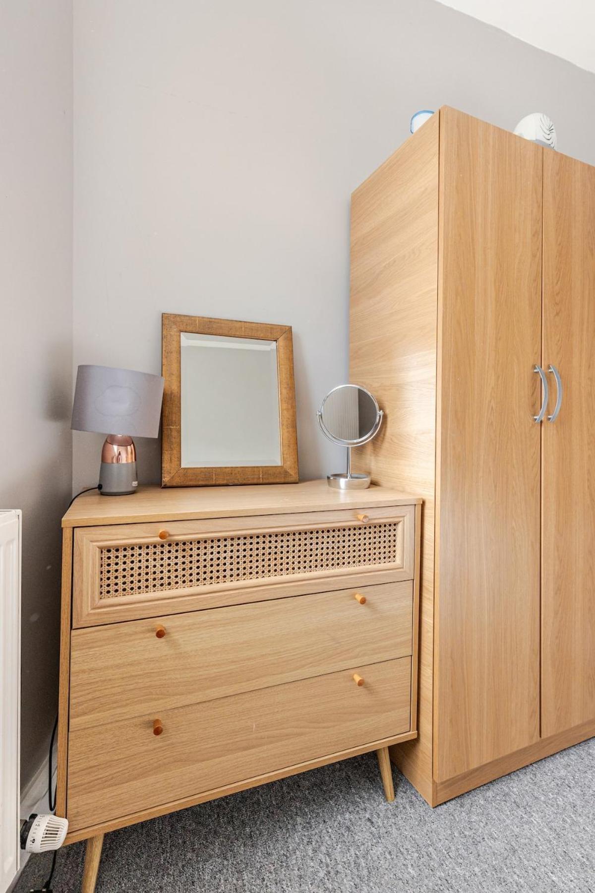 Spacious 2 Bed 2 Bath Apartment With Free Parking For 2 Cars And Underground Station Zone 2 For Quick Access To Central London Up To 10 Guests ภายนอก รูปภาพ